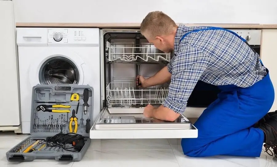 Çeşme İmmergas servisi teknisyen ekibi beyaz eşya tamiri yaparken